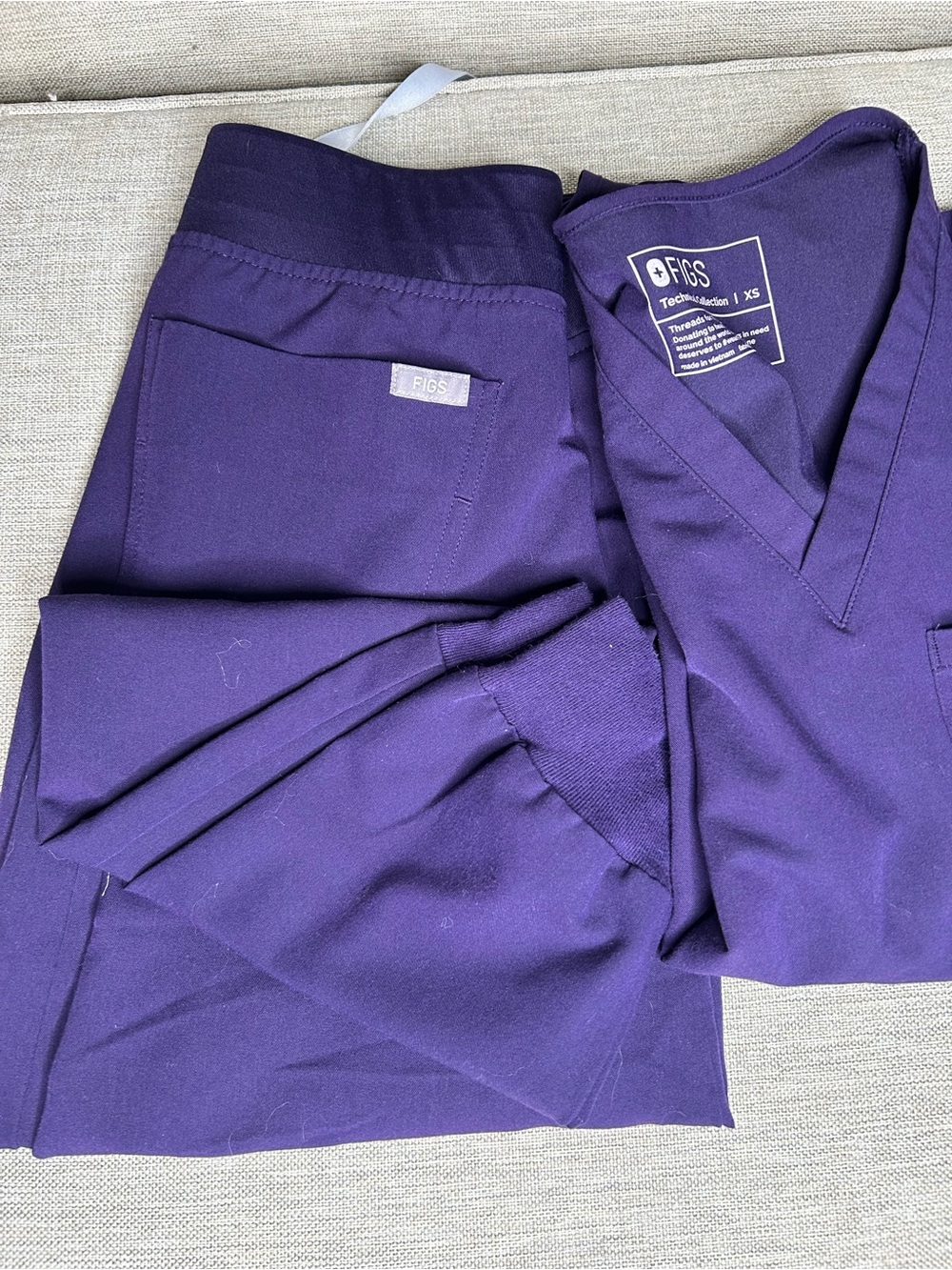 FIGS Purple jam Scrub Set - catarina Top & jogger Pants XS/XSP - Picture 2 of 4